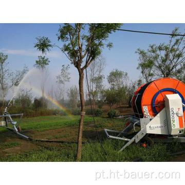 Sistema de sprinklers com carretel de mangueira movido a energia solar
